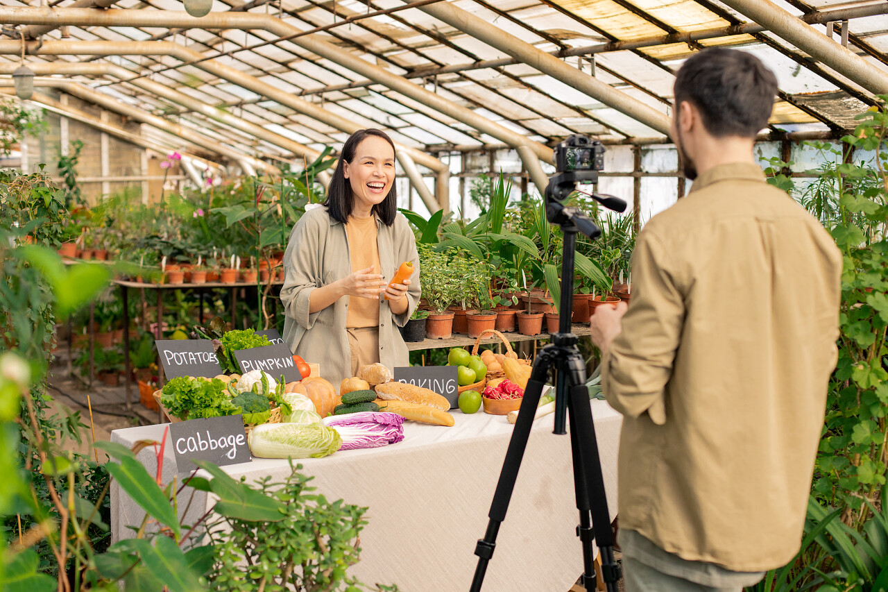 女孩一边拿着胡萝卜一边笑
