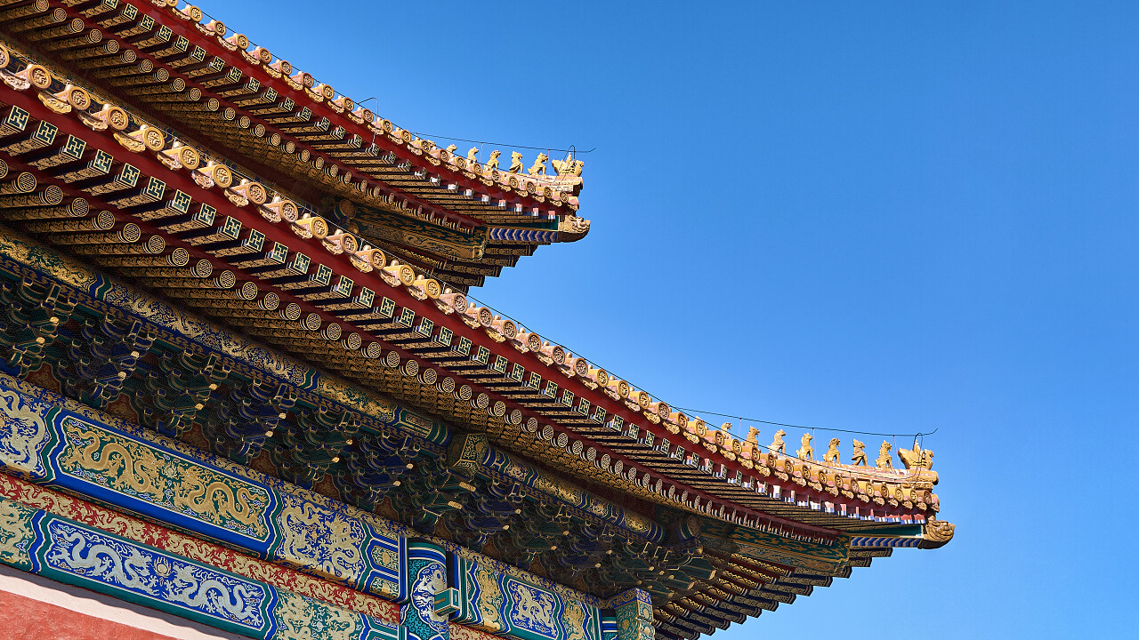 传统的中国屋顶蓝天背景上有雕像