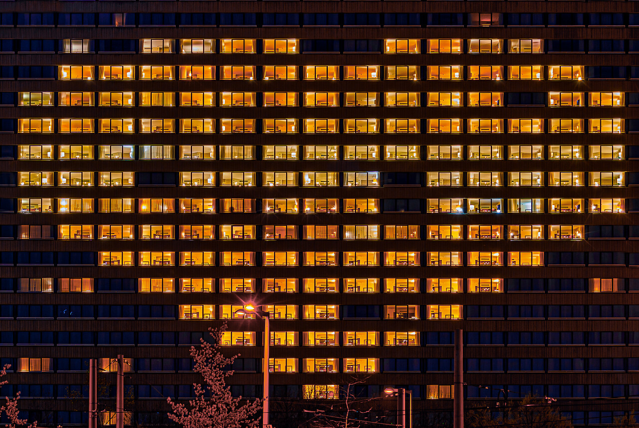 心脏形状照亮了一座建筑物的窗户作为对那些像现在这样在严重的科罗纳病毒时代支持他人的人的一种表示