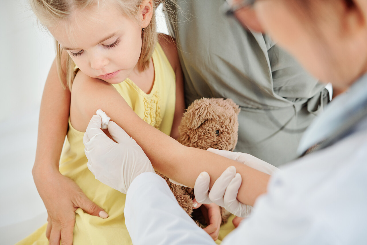 儿科清洁站注射酒精擦拭医生打针注射