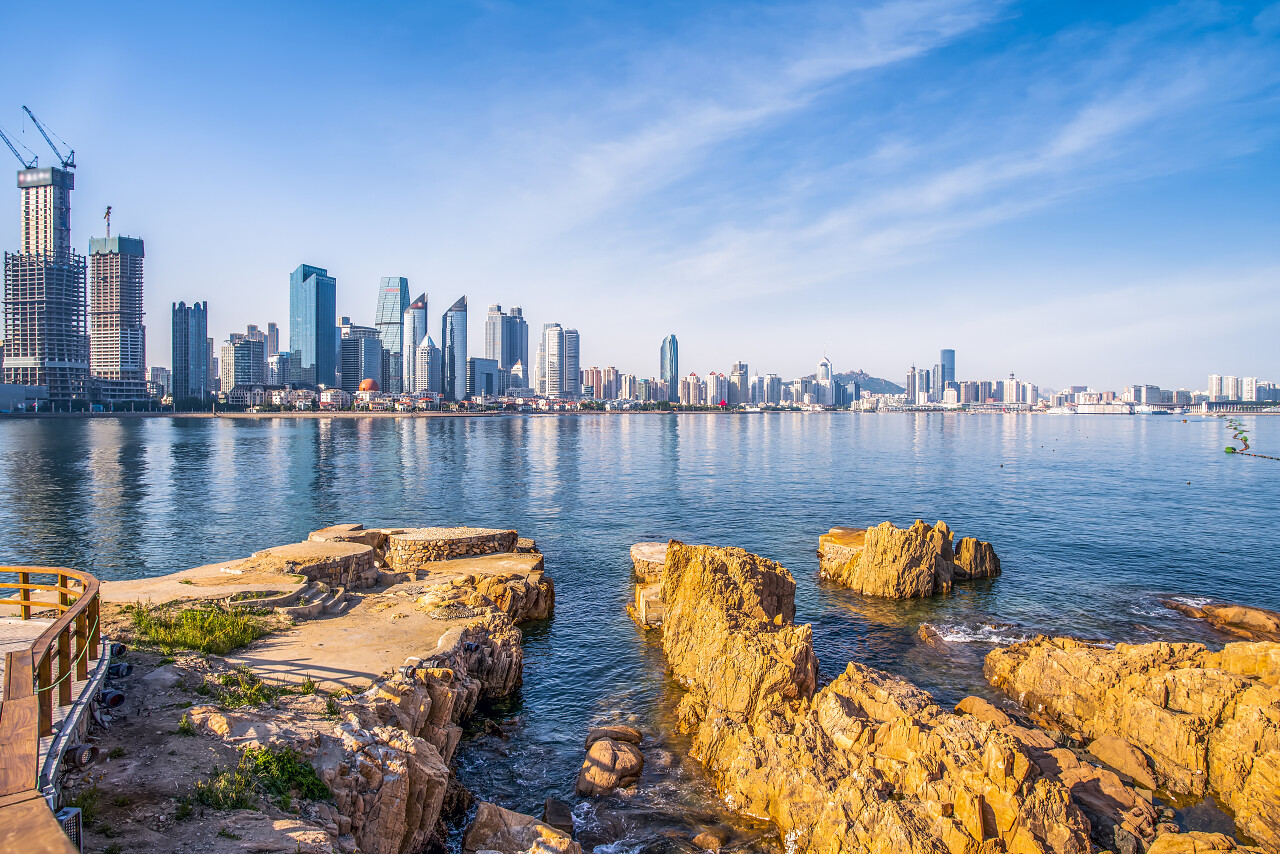 青岛城市建筑景观的天际线青岛旅游