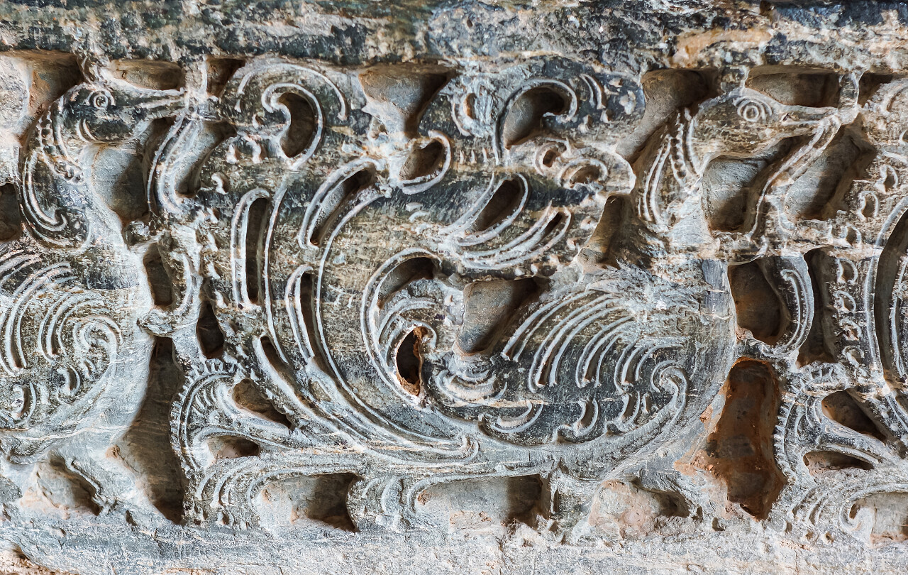 又大又流畅的黑色大理石雕塑品