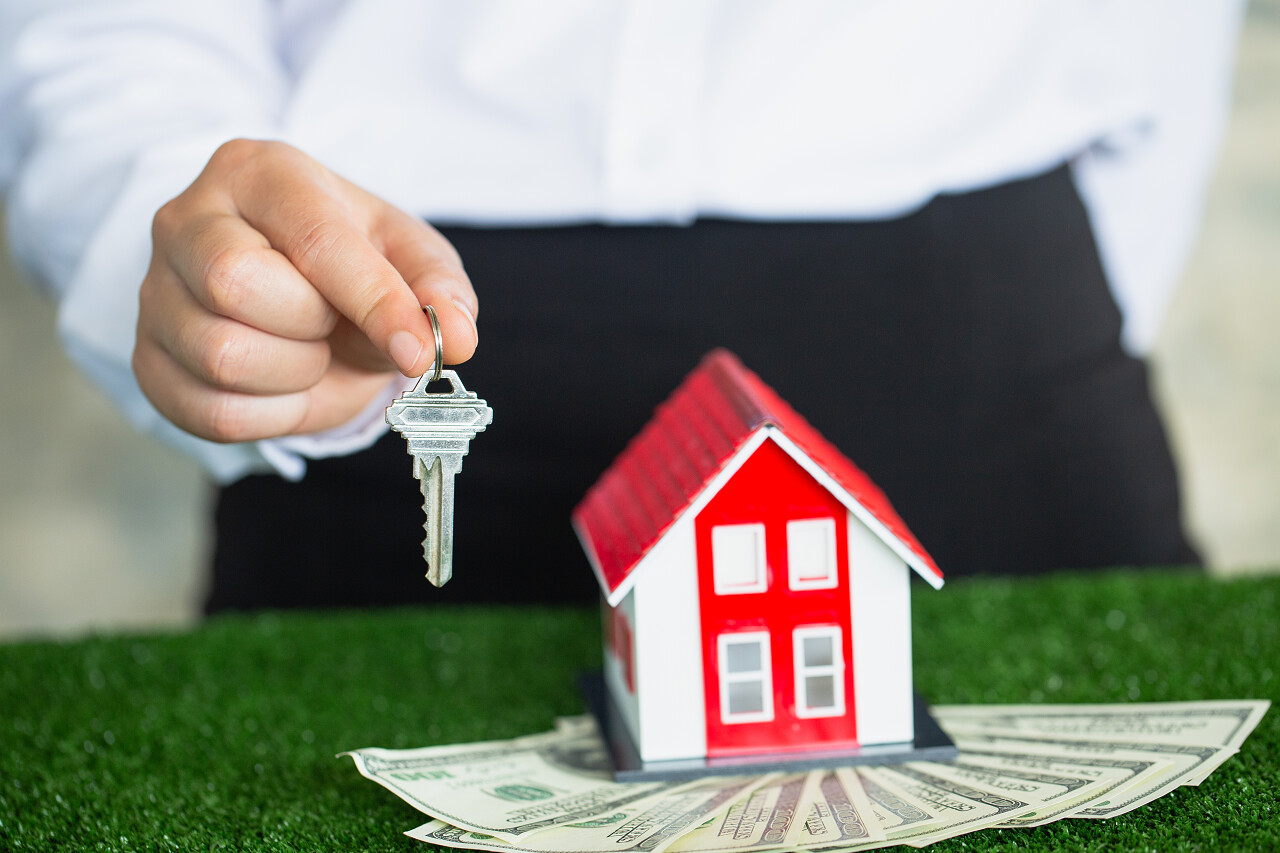 红顶屋的钞票交易屋的概念房地产投资