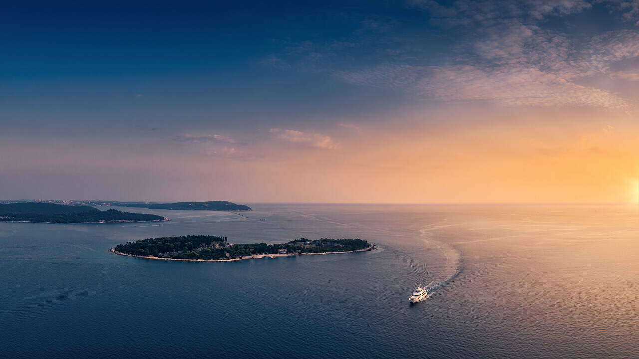 旅游胜地水面上的小岛和轮船