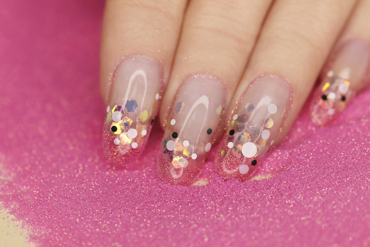 流行的法式水族馆指甲长圆形指甲上的法式指甲