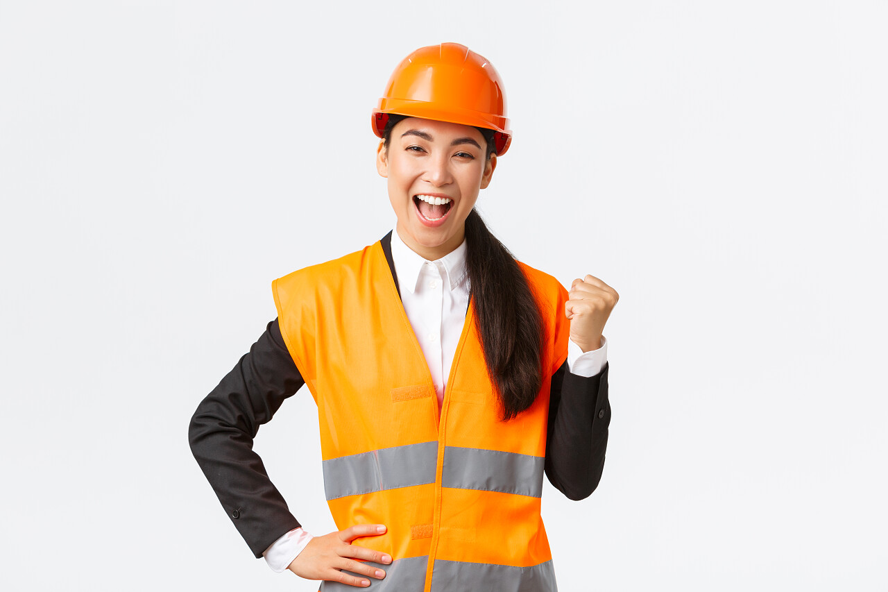 戴安全帽的施工工人奋斗拳头加油拳头胜利