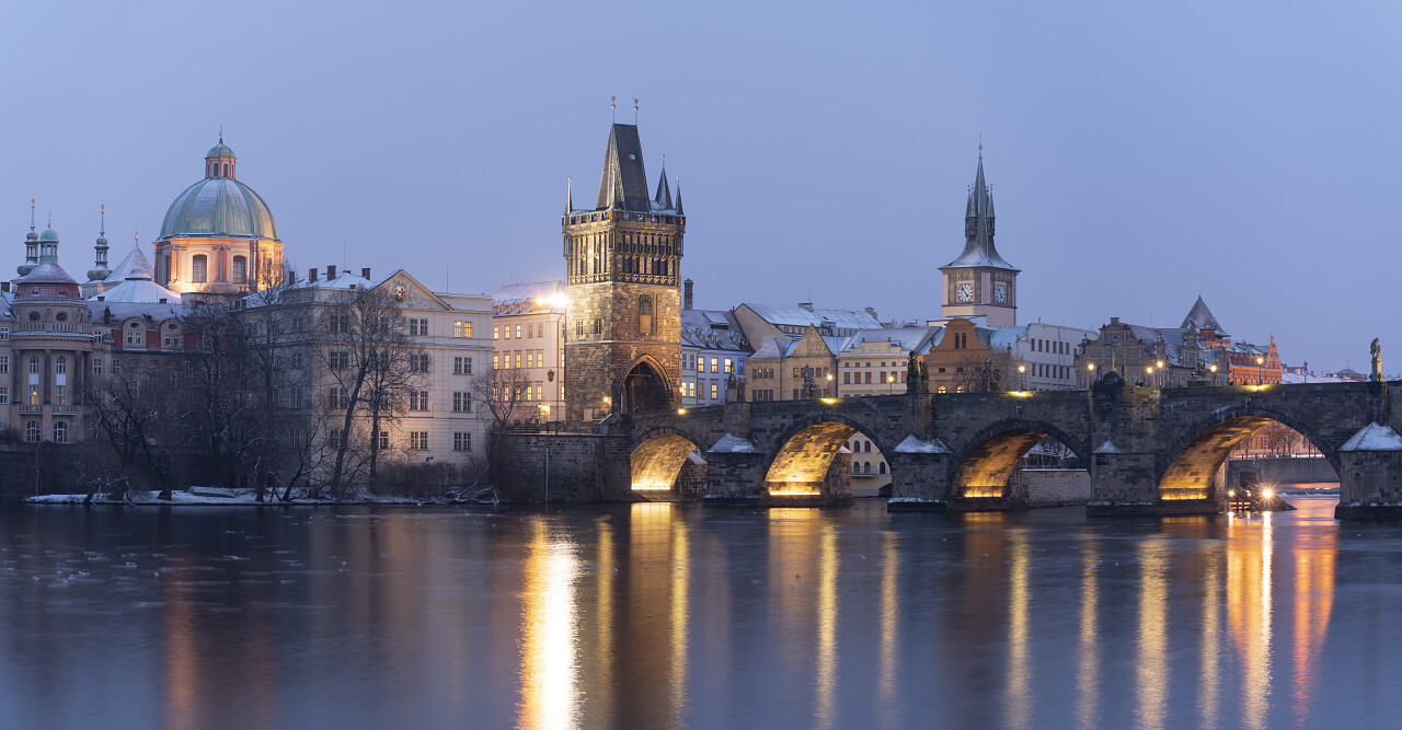 在市中心桥上的雕像还有街灯发出的光