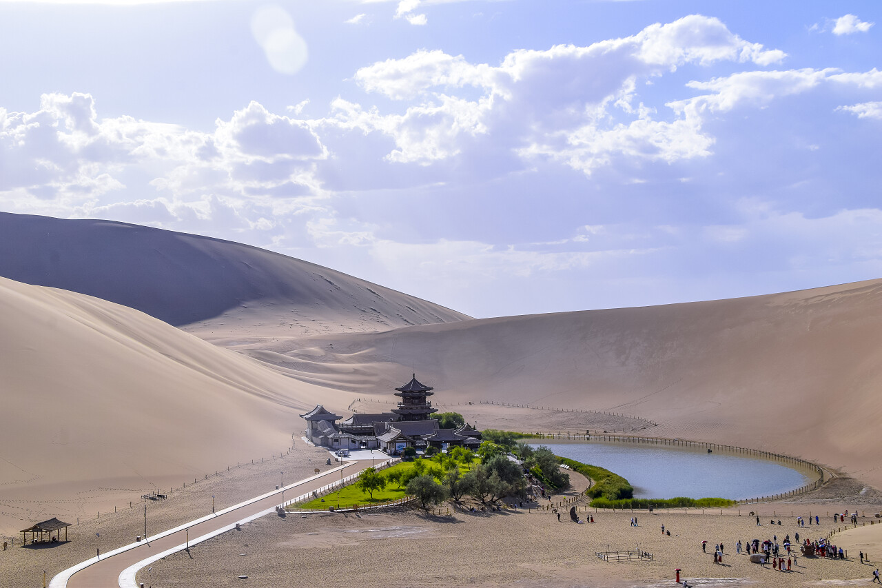 敦煌戈壁沙漠中著名的绿洲湖新月形和美丽的塔的夜景敦煌旅游
