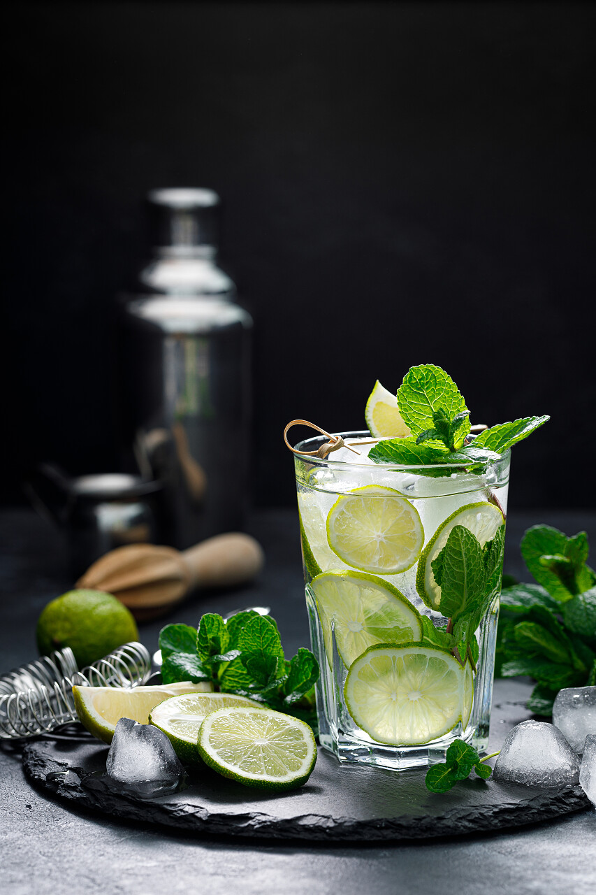 用冰块新鲜薄荷和石灰装饰夏季含酒精的鸡尾酒莫吉托夏至小暑大暑