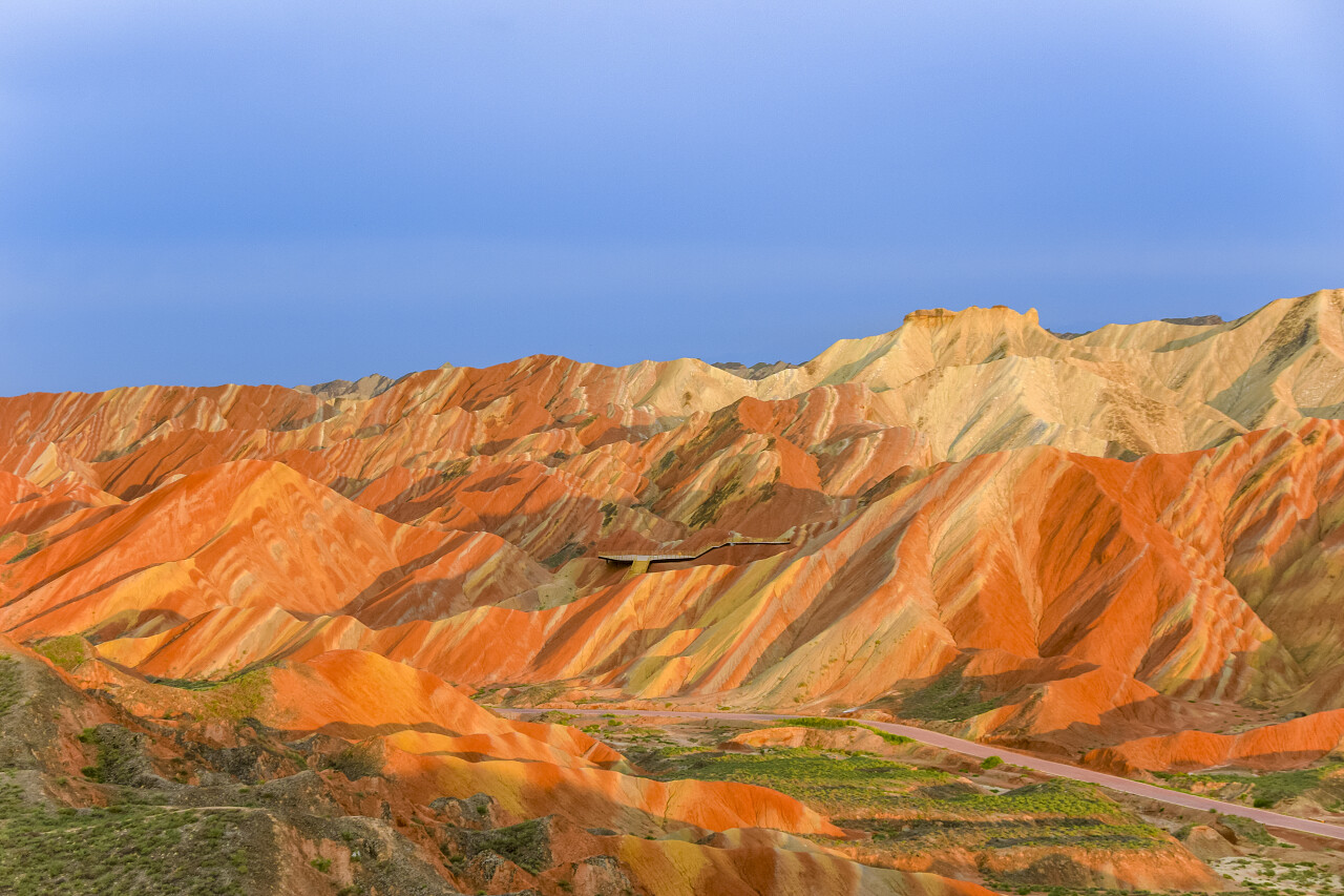 彩虹山迷人的风景和夕阳西下的蓝天背景宁夏旅游