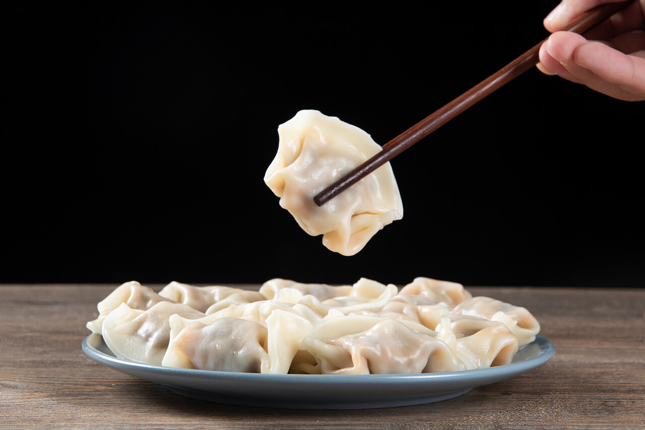 新鲜煮熟的饺子