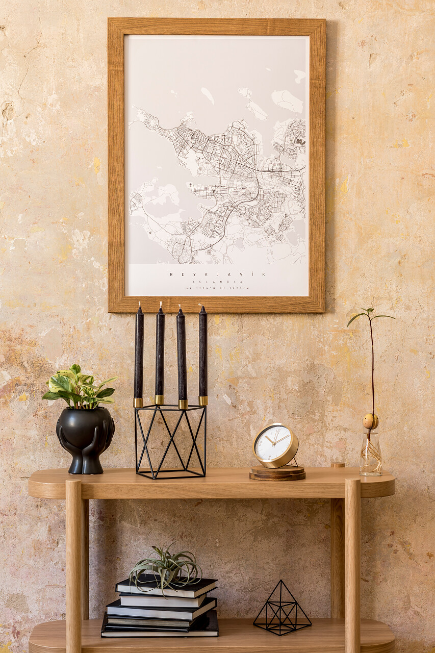 客厅内饰时尚的丑闻层出不穷有仿制的招贴画框架木制控制台植物烛台书籍装饰仇恨墙和典雅的个人配饰