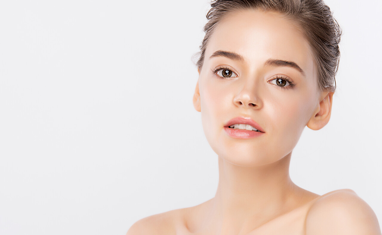 美丽的年轻女子拥有清洁新鲜健康的皮肤面部处理化妆品美容美发和温泉