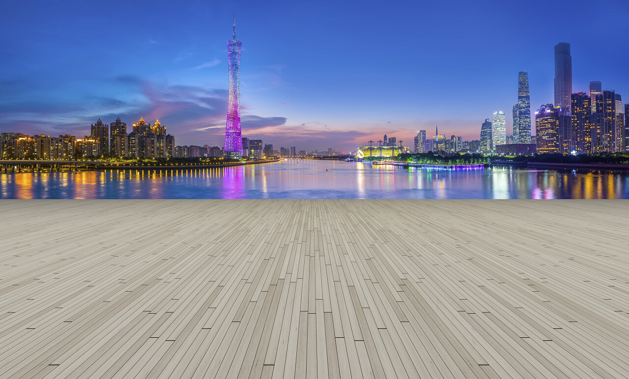 城市摩天大楼和正方形的石板地面