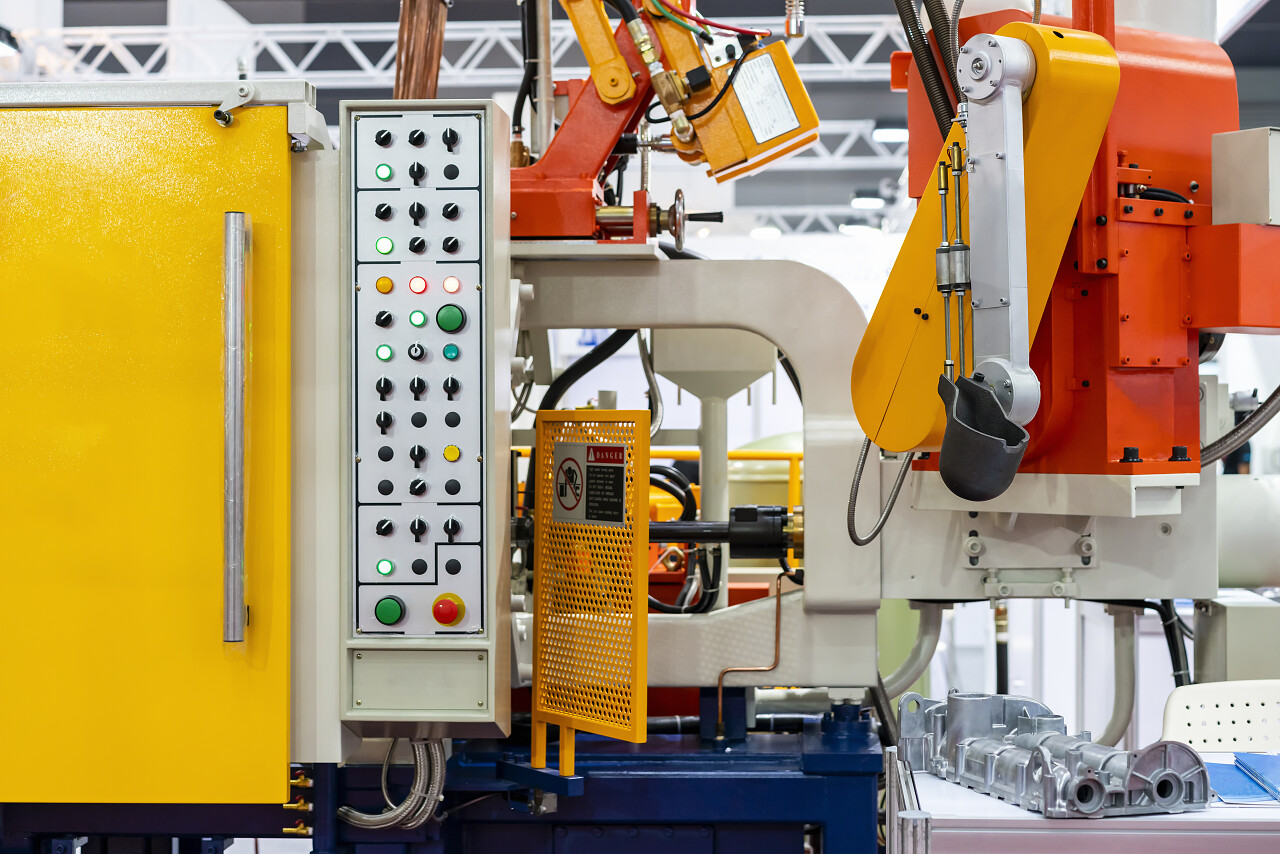 高压铝压铸机的密闭钢包和机械臂以及工厂或车间汽车或汽车零部件制造的控制面板等其他细节