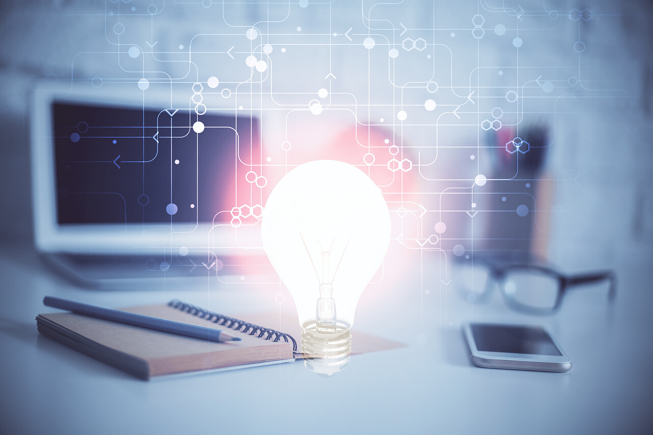 办公室台式机上有灯泡图标全息图思维思考