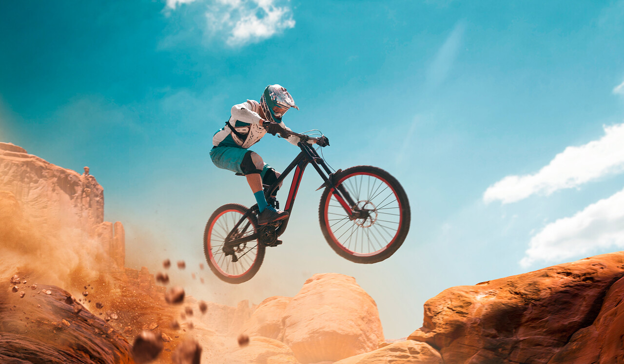 下坡了骑自行车的骑自行车者