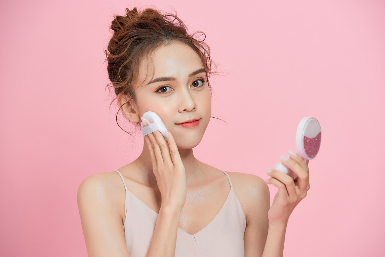 女子用粉底霜抹粉底美女三七女生节37女生节