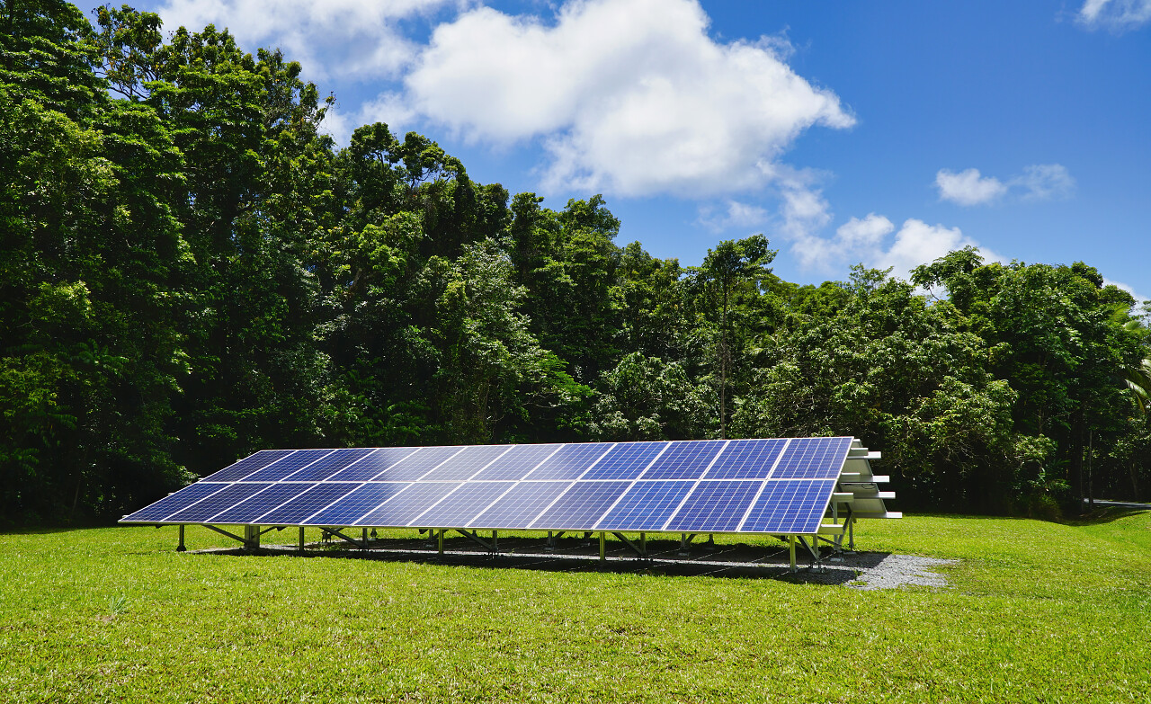 澳大利亚开普敦论坛报地面上的太阳能电池板