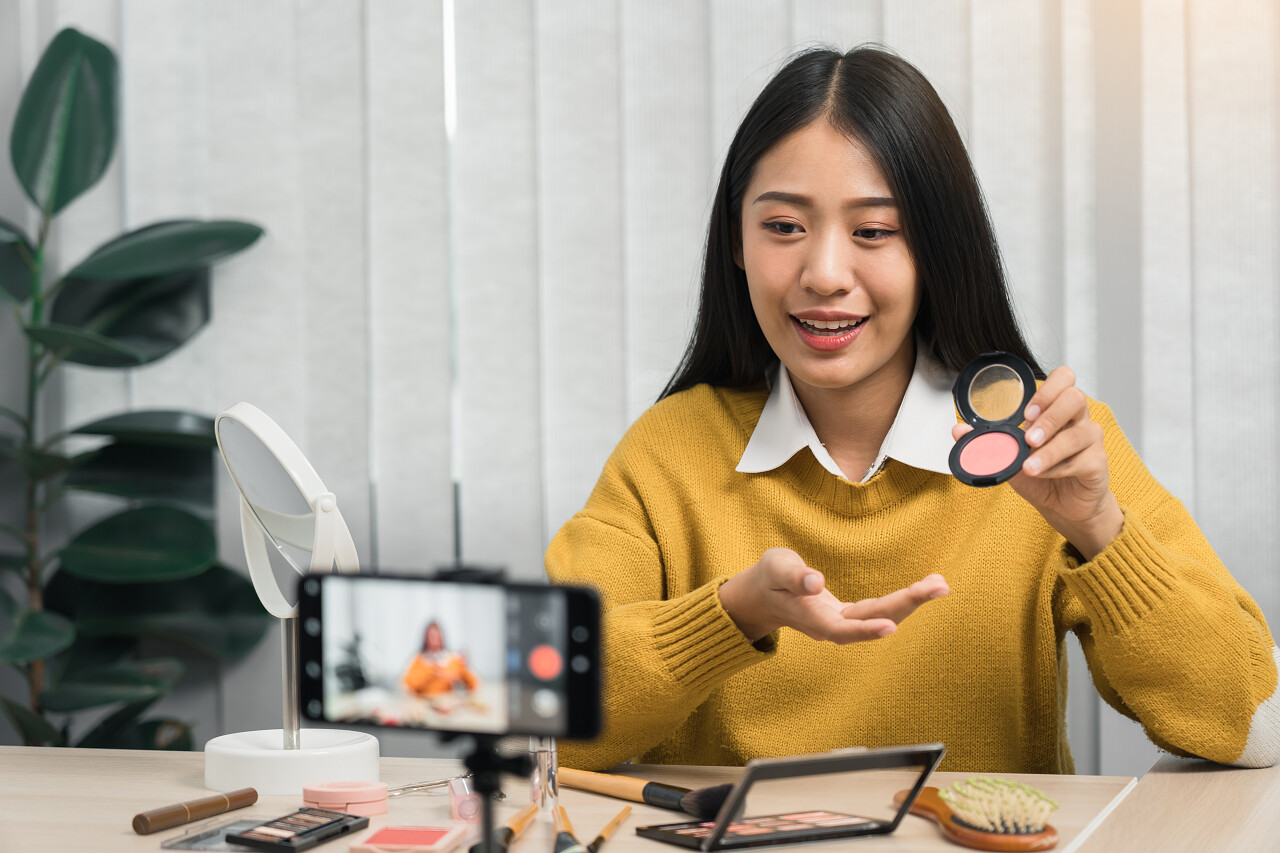 美丽的亚洲女性美妆博主