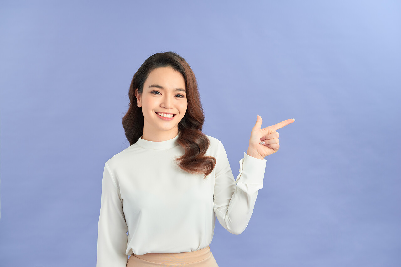 年轻女子手指微笑