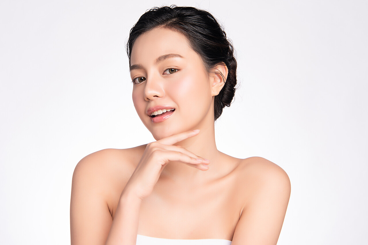 美容女子护肤写真面部清洁脸部