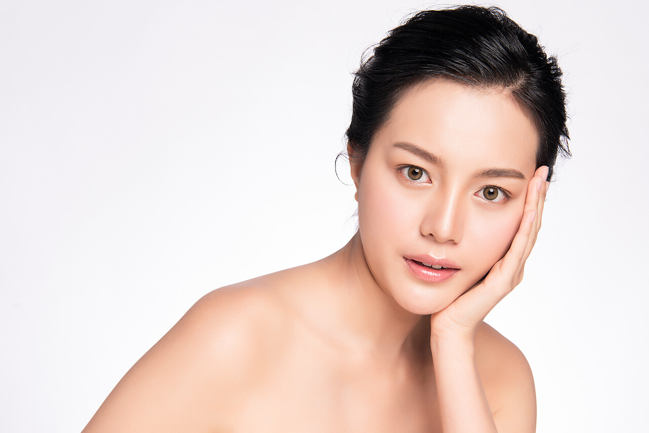 美容女子护肤写真面部清洁脸部