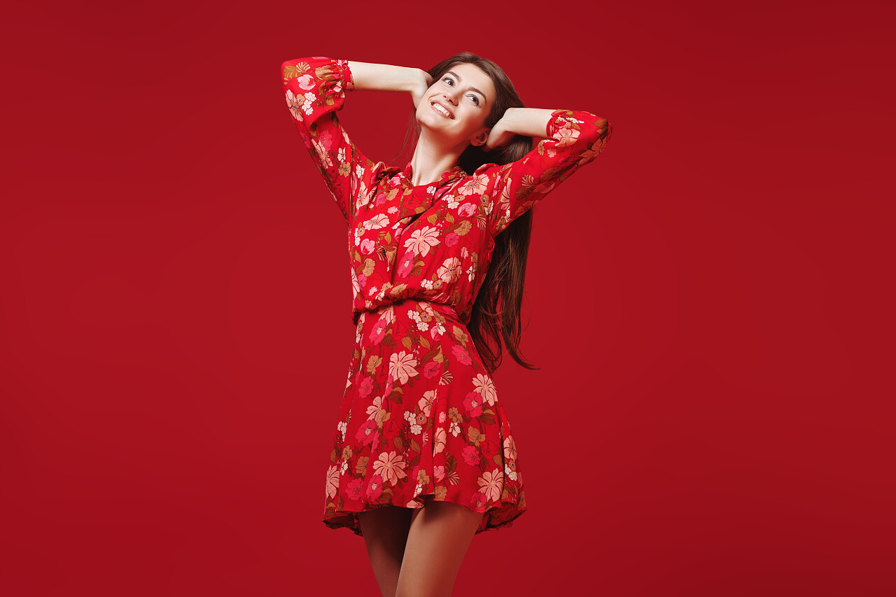 女子穿着红色旗袍幸福的人美女三七女生节37女生节三八妇女节38妇女节