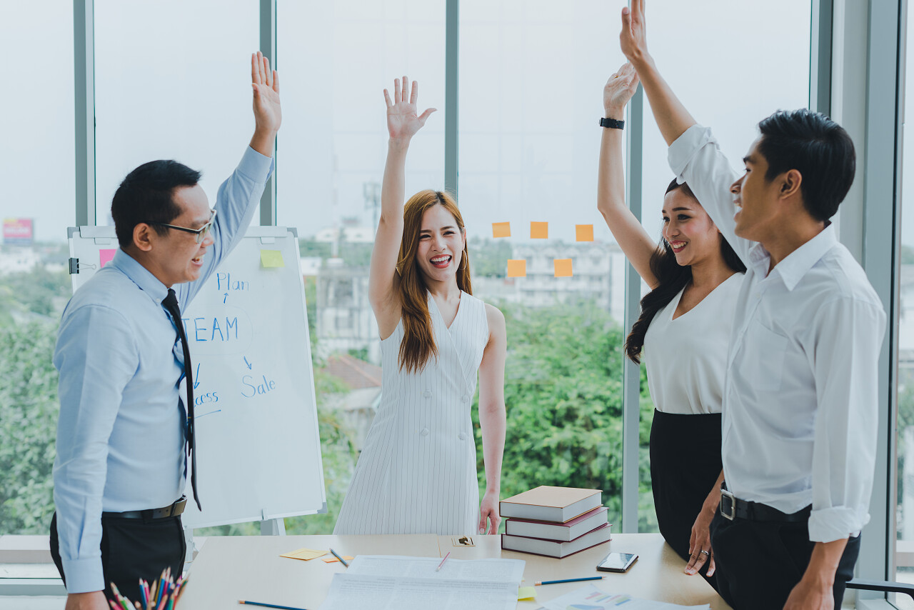 在办公室里举行会议