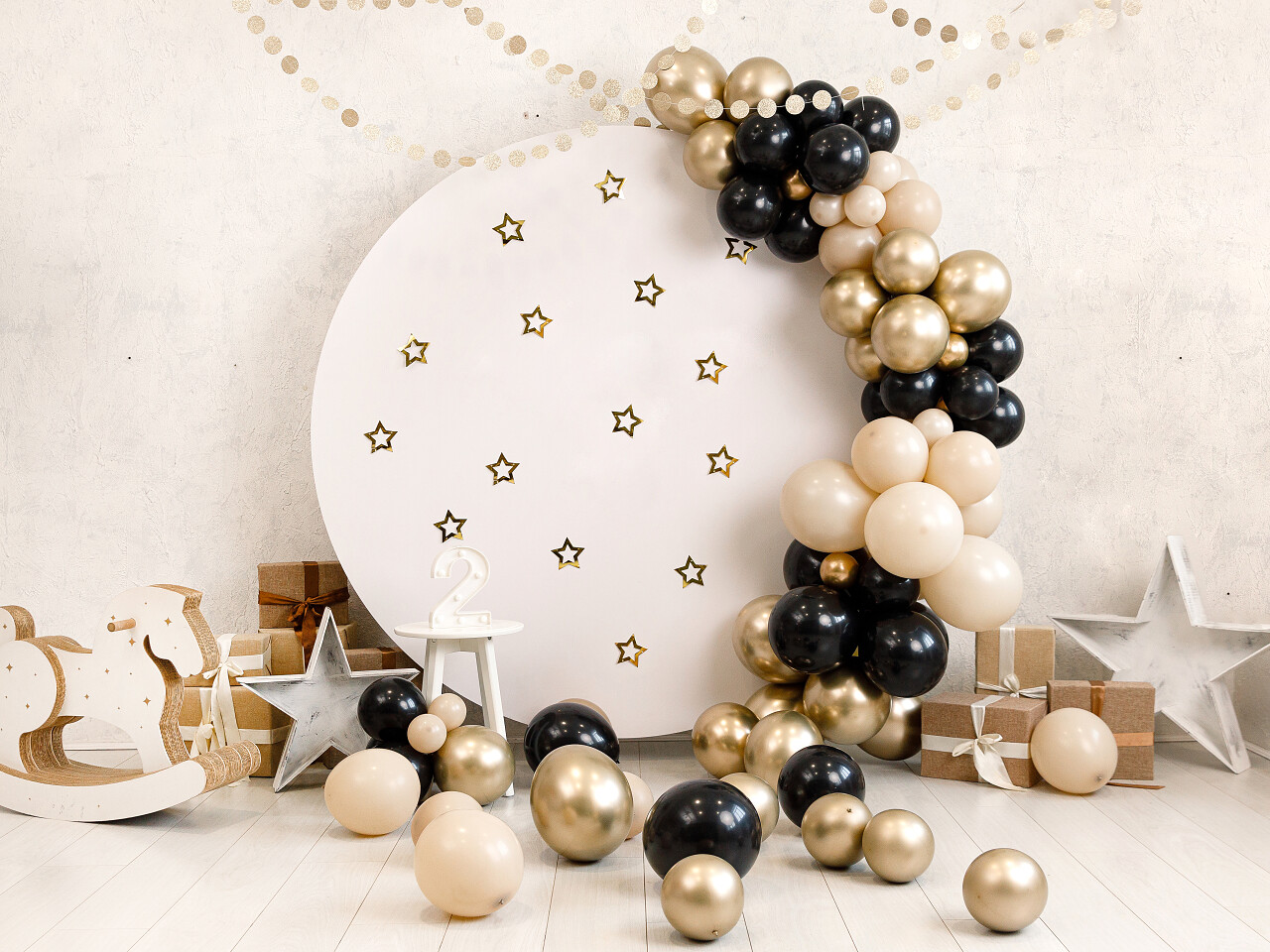 奢华大气桌面上的气球产品展示布置