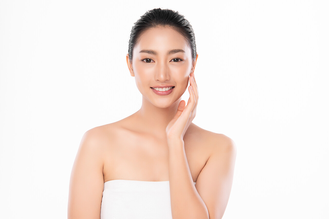 年轻美丽的亚洲女人面部清洁脸部