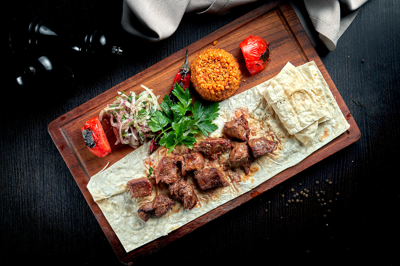 桌子上的牛肉卷饼