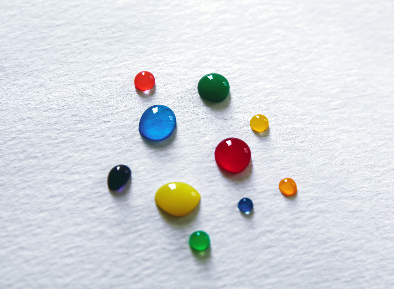 桌面上的彩色珠子