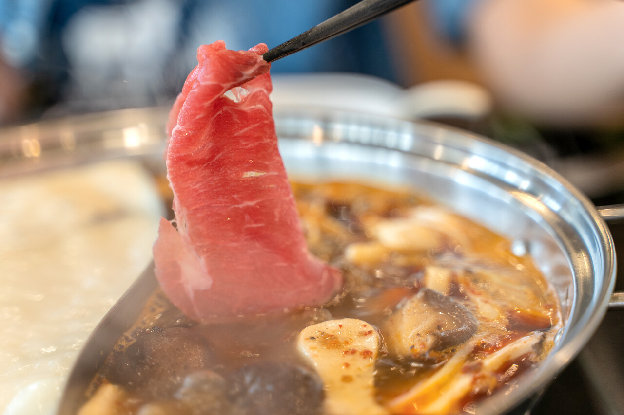 火锅里涮肥牛