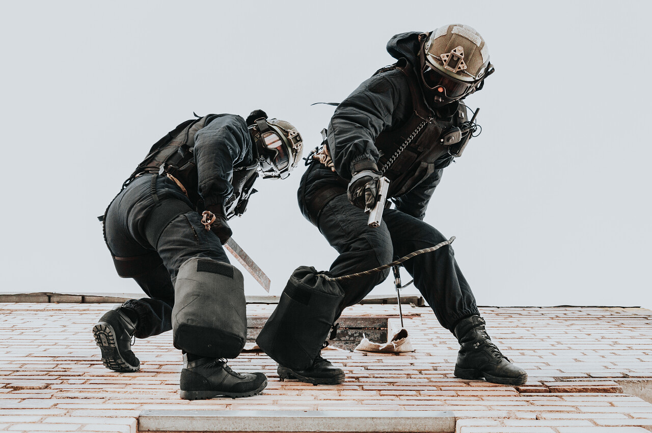 两个突击队在基地训练速降