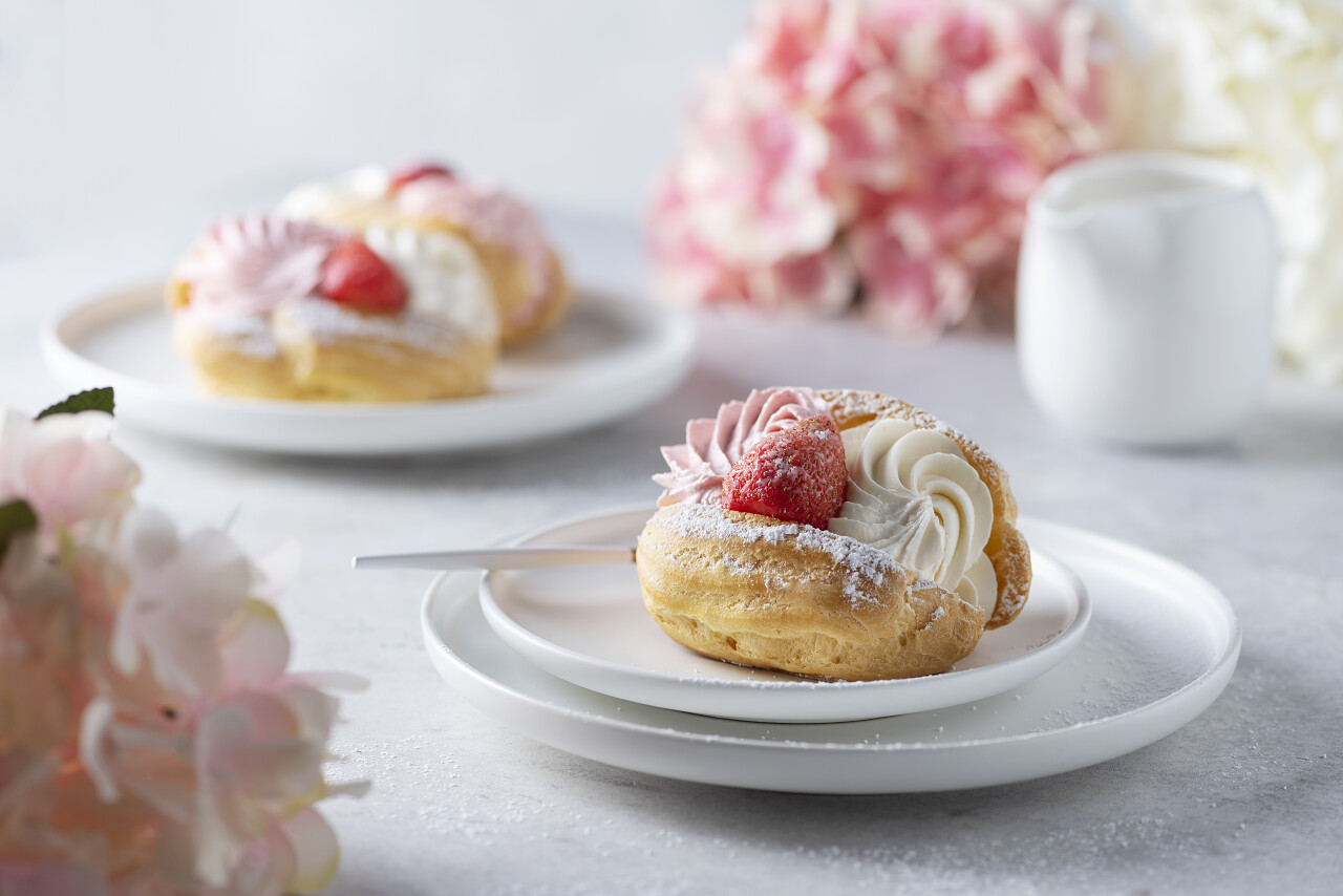 餐桌上的甜品蛋糕