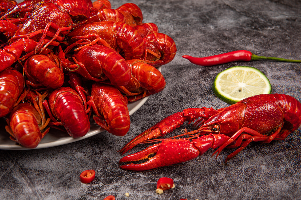 桌子上的小龙虾