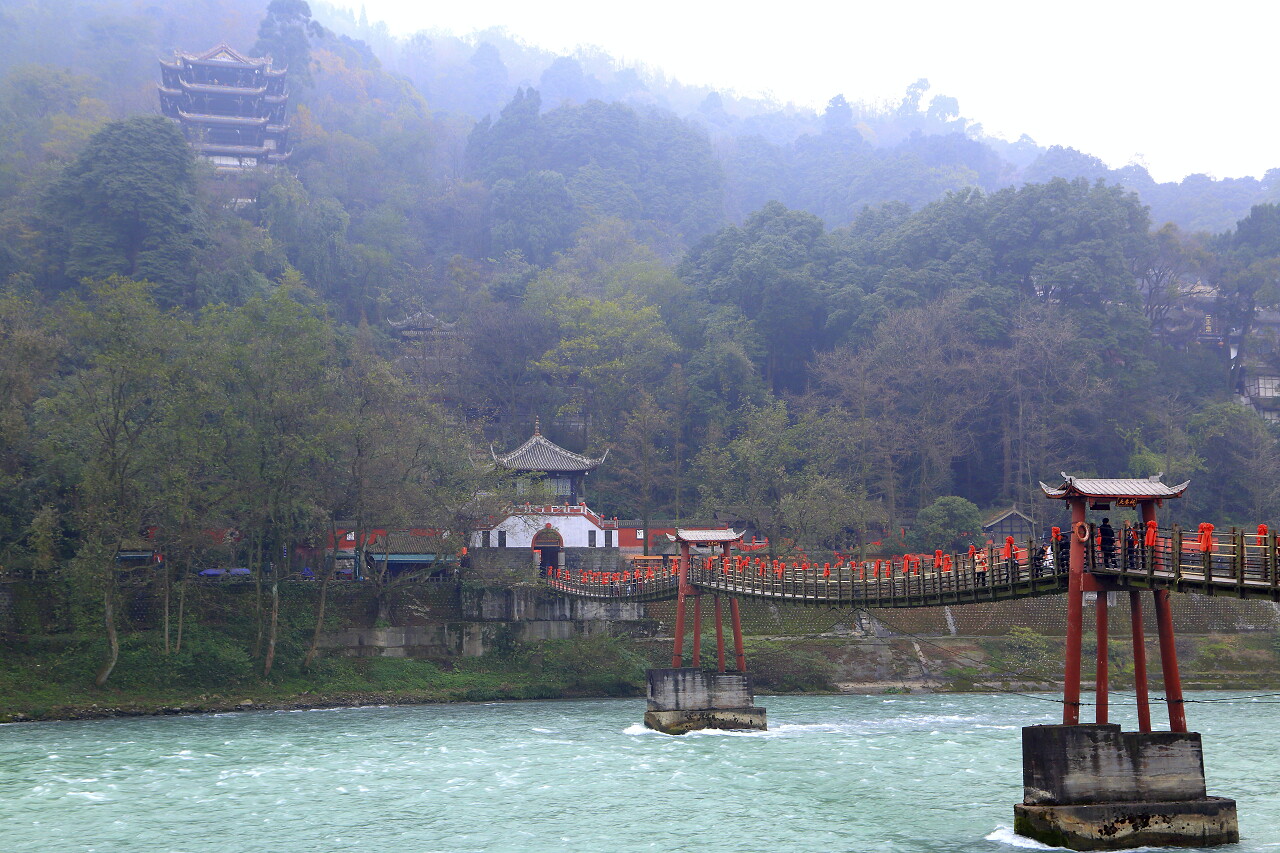 湖泊上的桥梁四川旅游·