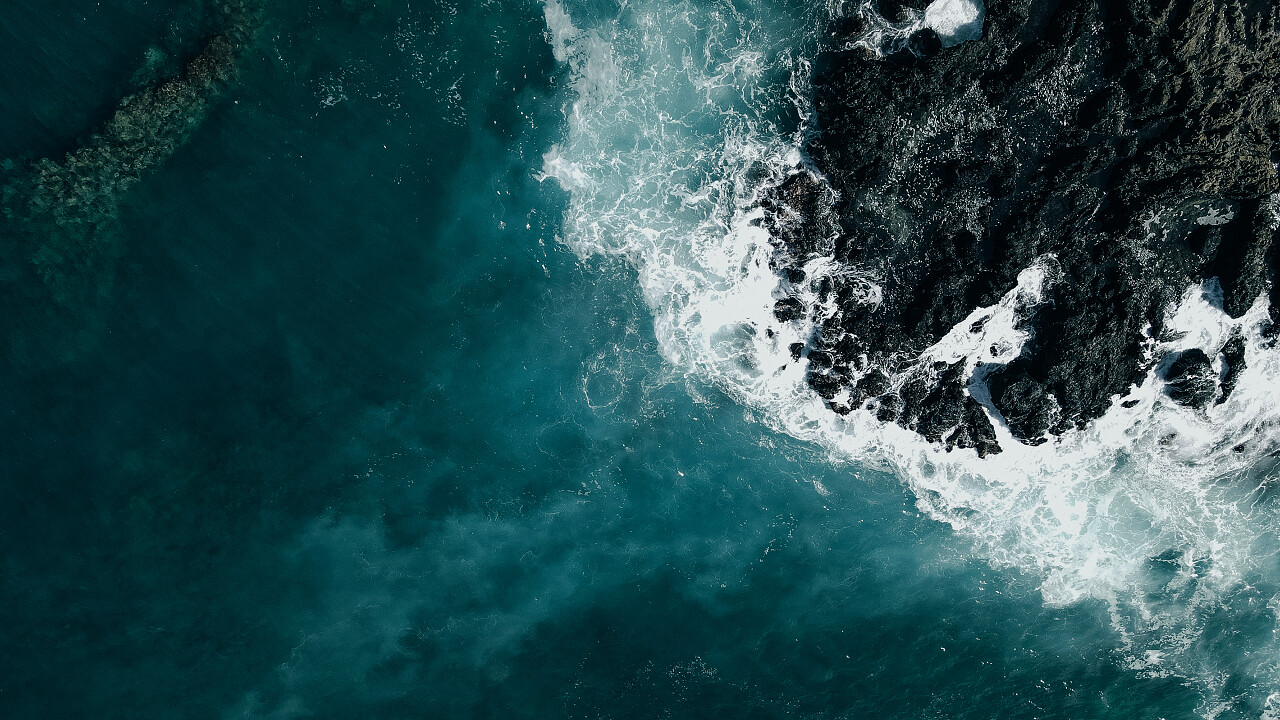 海浪冲击海岸线