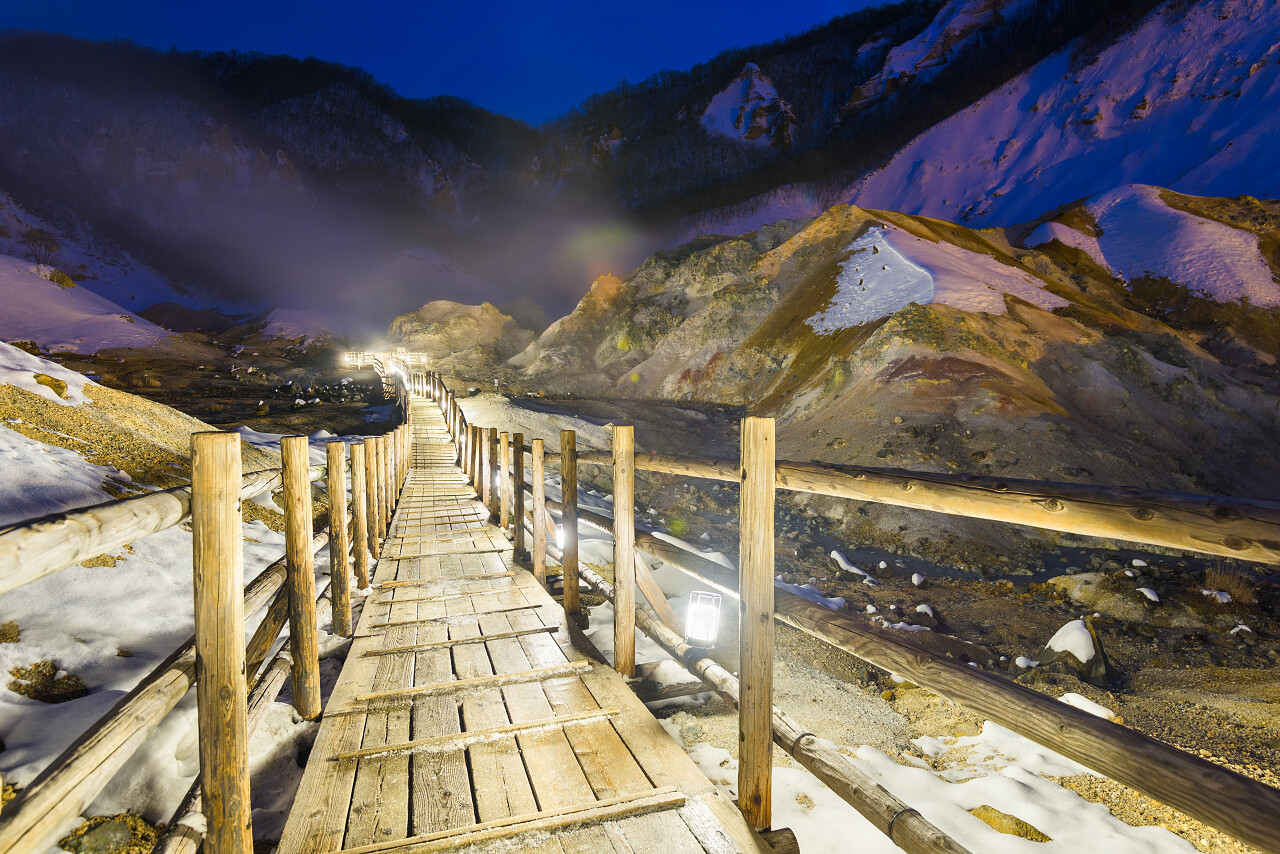 冬天山脉河流上的桥梁日本旅游北海道旅游