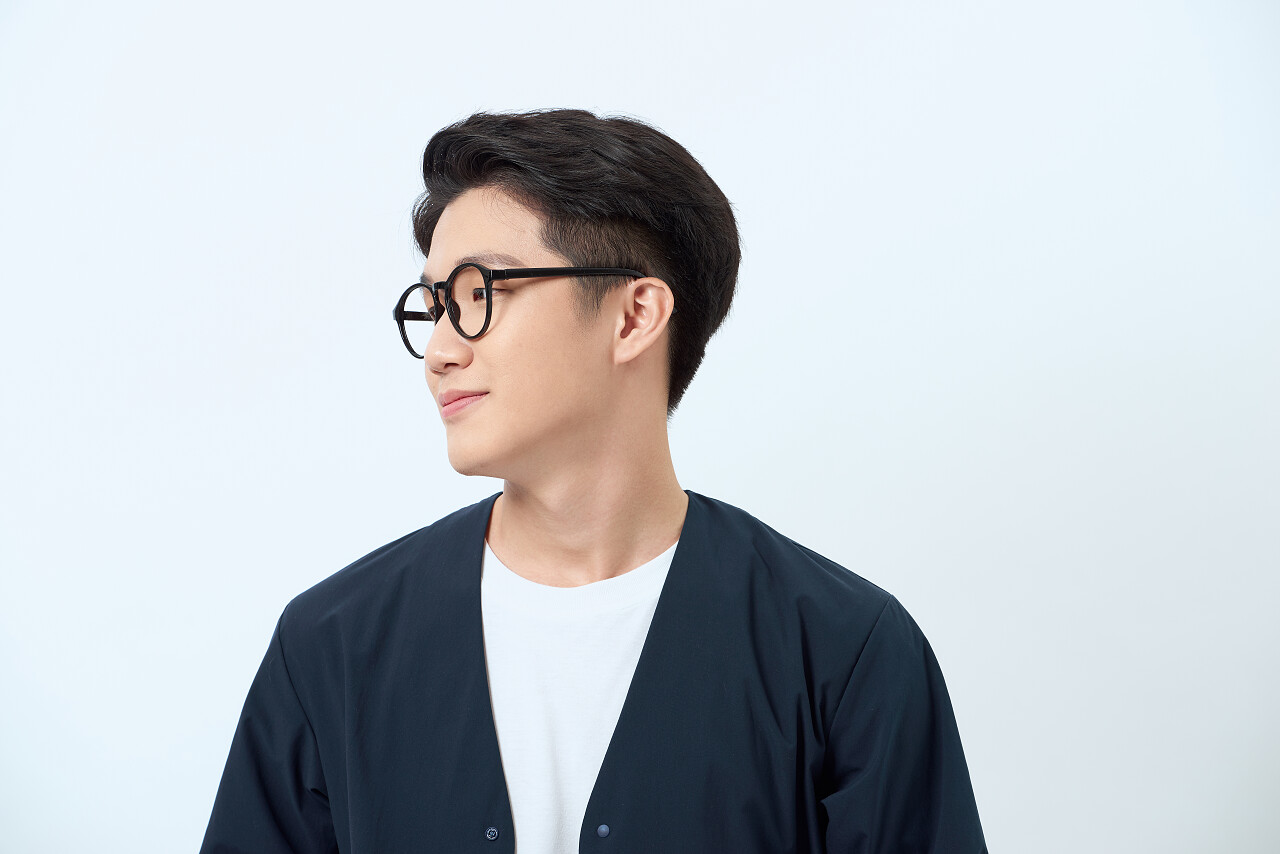 年轻男子特写男士头发