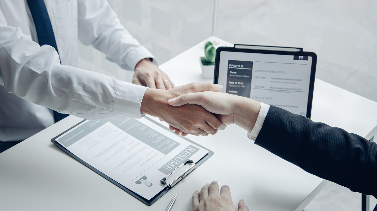 商人达成合作互相握手签约成功合作团结握手企业团结团结人物合作平台