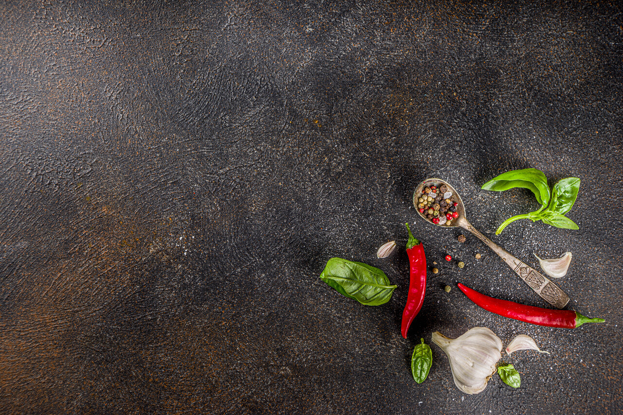 桌子上的调味料西餐背景