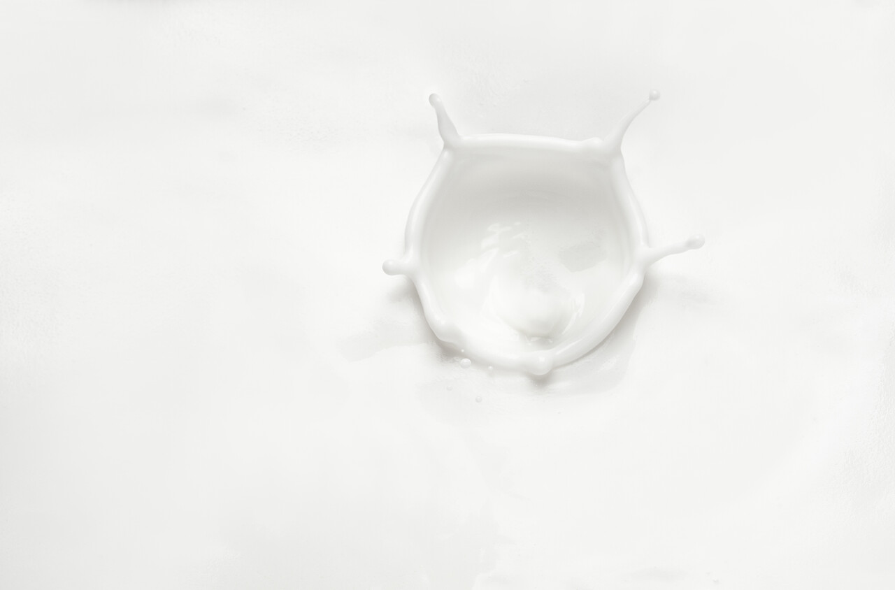 牛奶飞溅渲染背景