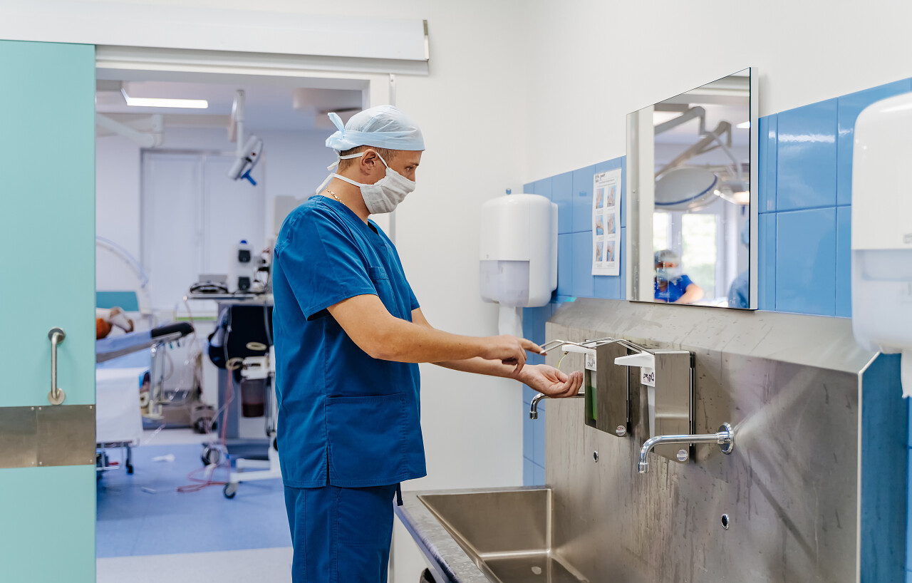 外科医生在手术前消毒外科医生手术