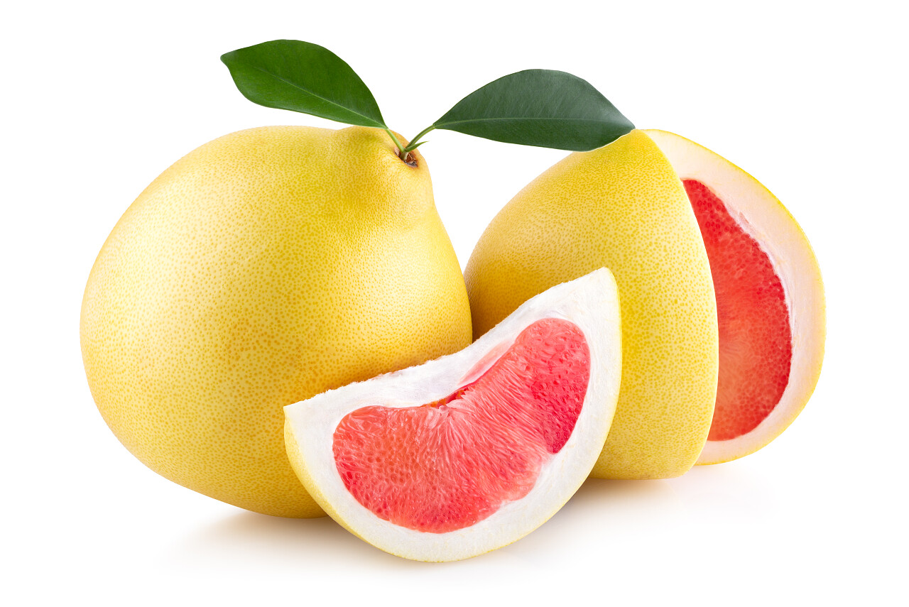 白色背景上的柚子特写