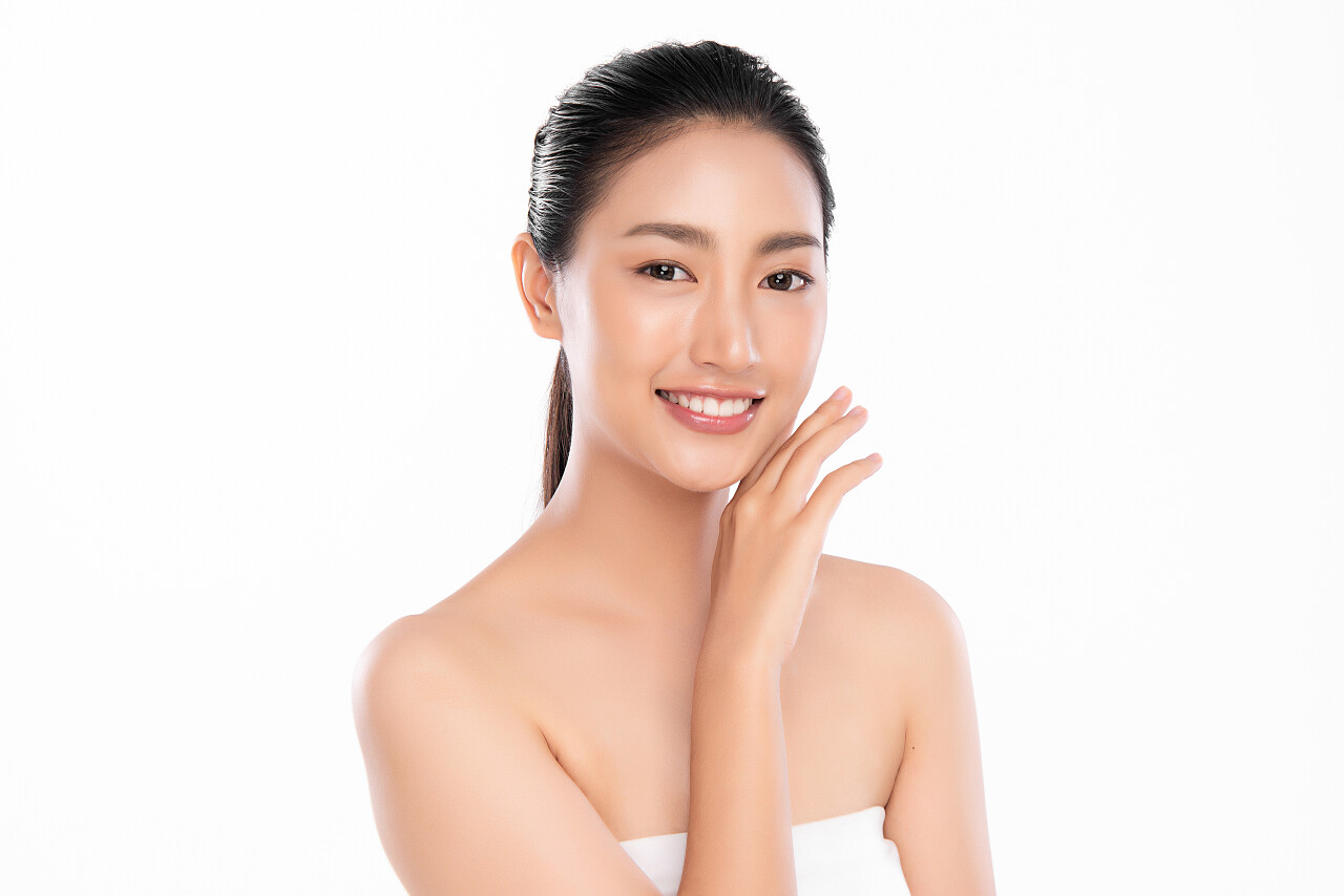 美容年轻美丽的亚洲女人面部清洁脸部