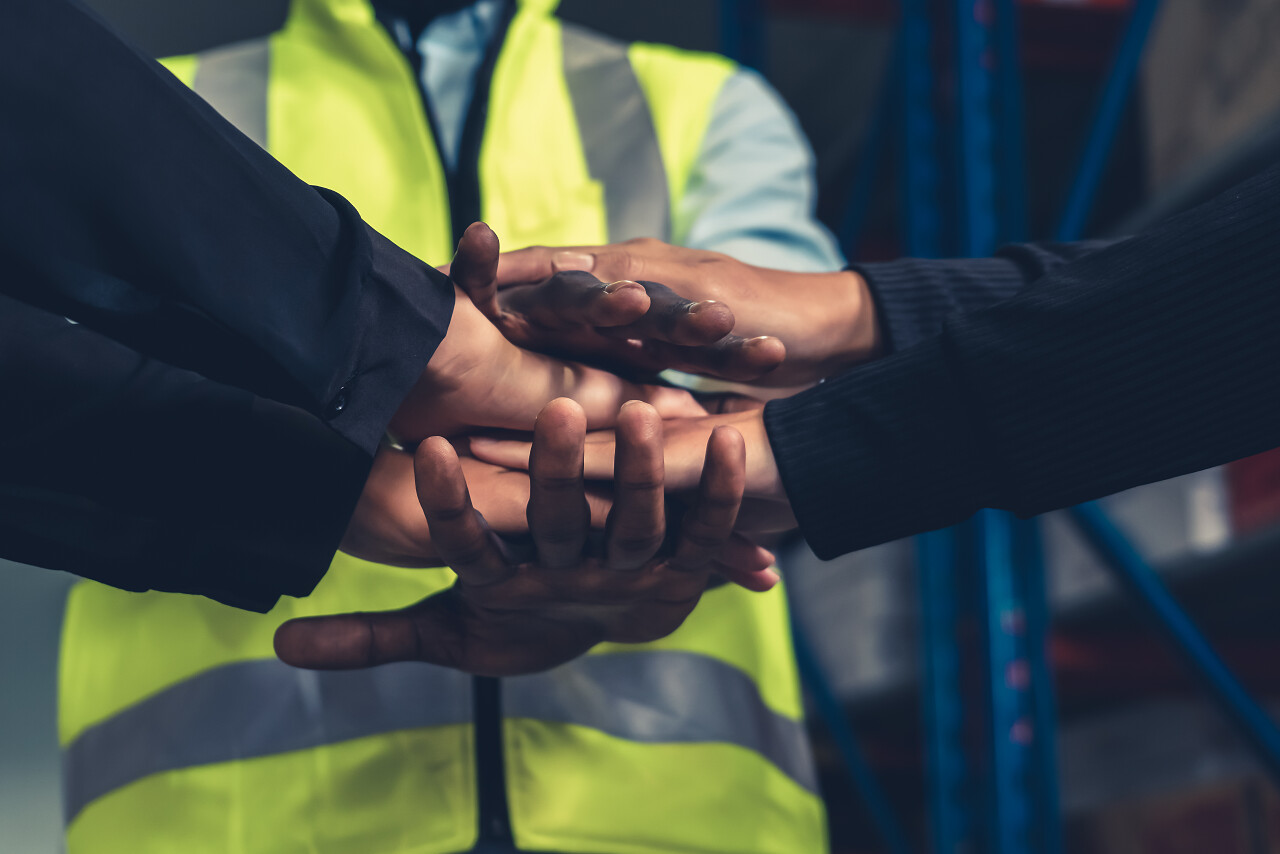 工人拍手加油打劲特写