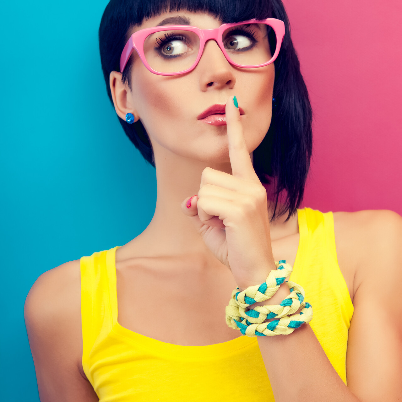 时尚女生竖手指嘘声