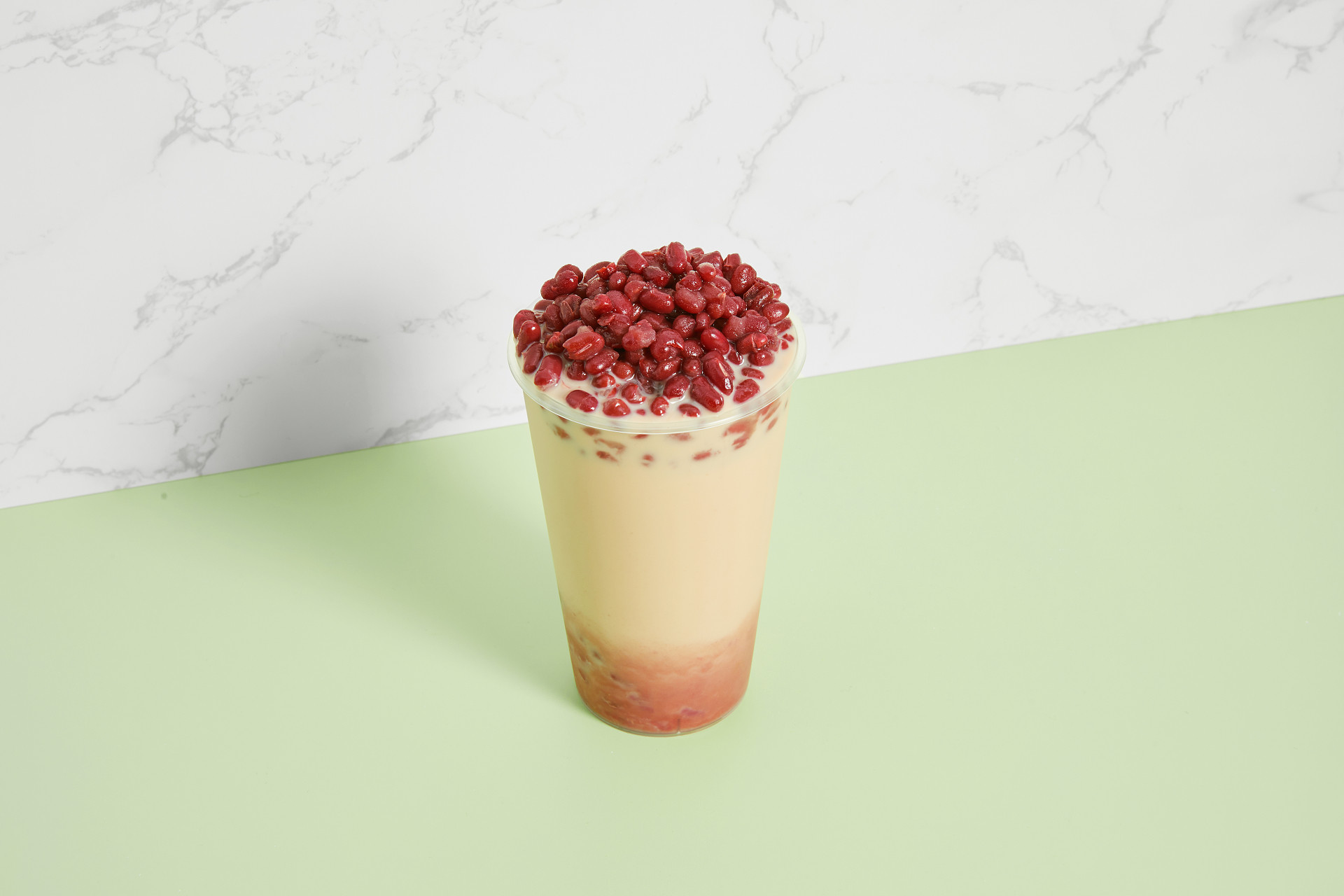 绿色桌子奶茶一杯奶茶红豆奶茶饮品饮料